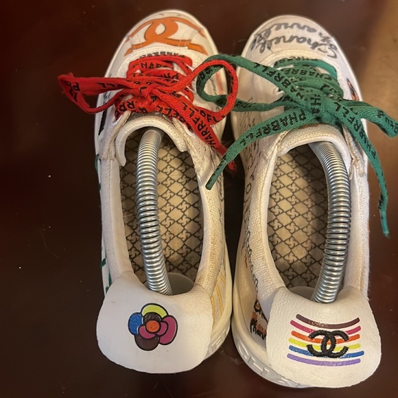 CHANEL Pharrell Graffiti Low-Top Sneakers Printed Canvas White, Multicolor. - Picture 3 of 14